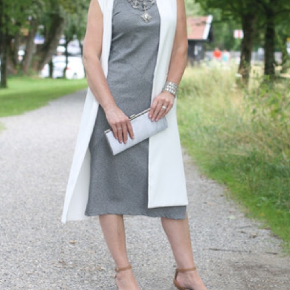 Lovely silver clutch/wristlet. Chain